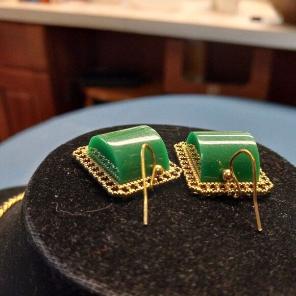 Green Lucite Half Cylinder Shape Necklace & Earrings - Picture 4 of 9